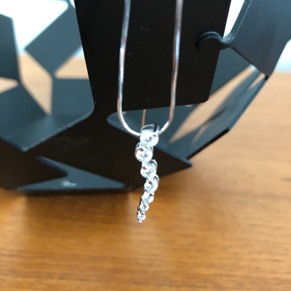 NEW Gorgeous 3/4 Ct Diamond White Gold Journey Necklace - Picture 3 of 11